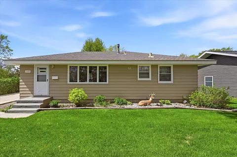 1209 Vincent Pl, Chaska, MN 55318