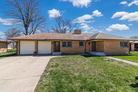 115 S Walnut St, Belle Plaine, MN 56011