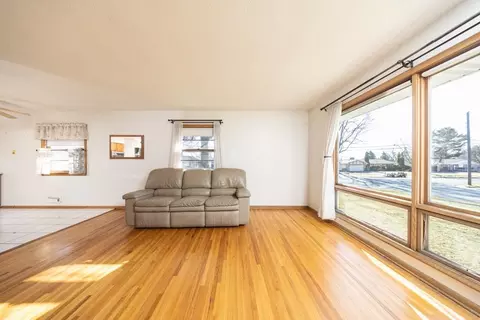 Living - 1500 Towne Ter, Bloomington, MN 55431 photo 2 of 5