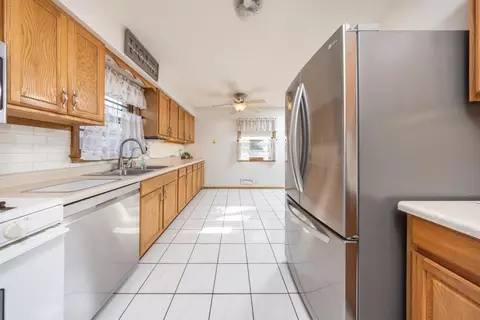 Kitchen - 1500 Towne Ter, Bloomington, MN 55431 photo 2 of 2