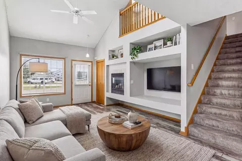 858 Gannon Dr, Shakopee, MN 55379