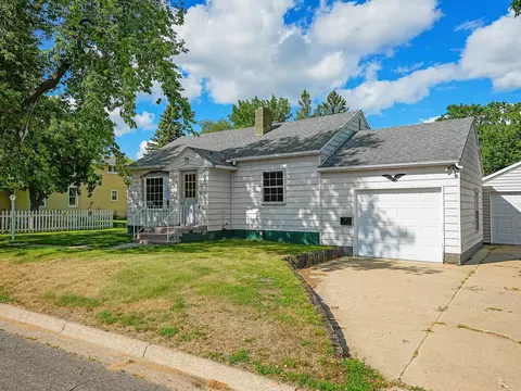Exterior - 525 3rd St SE, Perham, MN 56573 photo 5 of 9