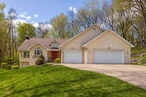 1360 Parkview Dr, Chaska, MN 55318