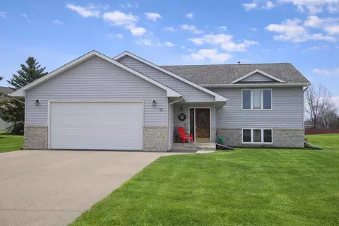 13 Riverside Rd, Morris, MN 56267