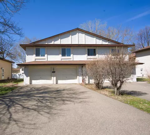 2477 Woodbridge St, Roseville, MN 55113