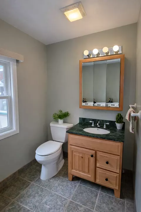 Bath - 632 E Park Ave, Albert Lea, MN 56007 photo 2 of 4