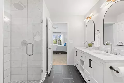 Bath - 5465 Gideons Ln, Excelsior, MN 55331 photo 2 of 4