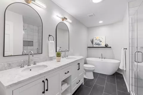 Bath - 5465 Gideons Ln, Excelsior, MN 55331 photo 1 of 4