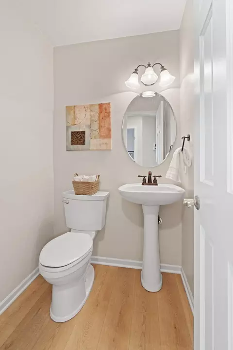 Bath - 5465 Gideons Ln, Excelsior, MN 55331 photo 3 of 4