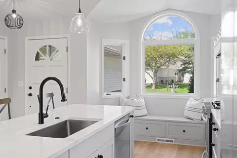 Kitchen - 5465 Gideons Ln, Excelsior, MN 55331 photo 2 of 3