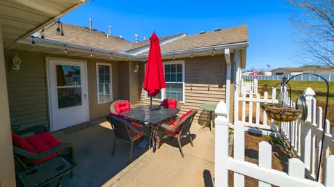 1906 Oak Tree Ln #B, Austin, MN 55912