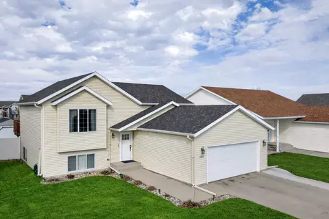1166 39 12 Ave W, West Fargo, ND 58078