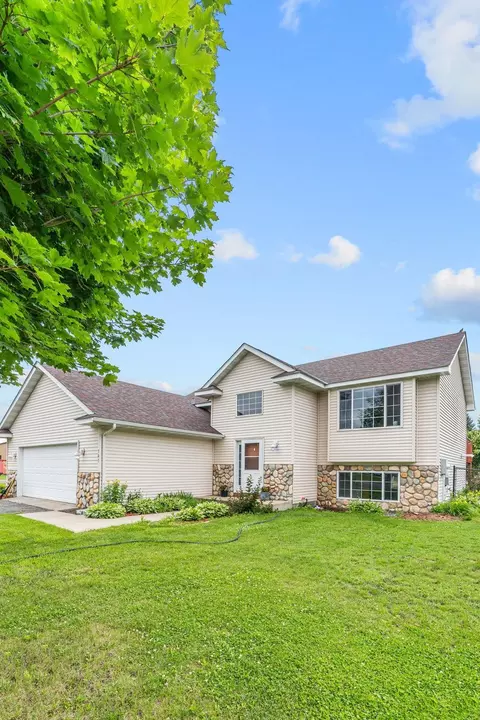 303 Bavaria Ln, Waverly, MN 55390