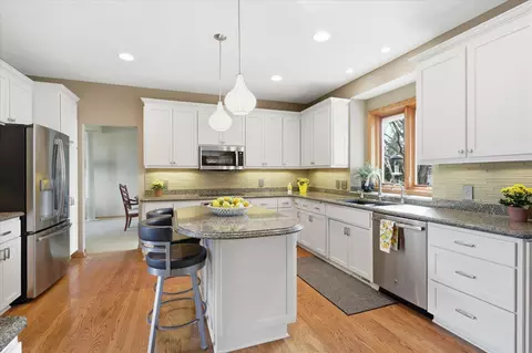 17811 Hollybrook Trl, Lakeville, MN 55044