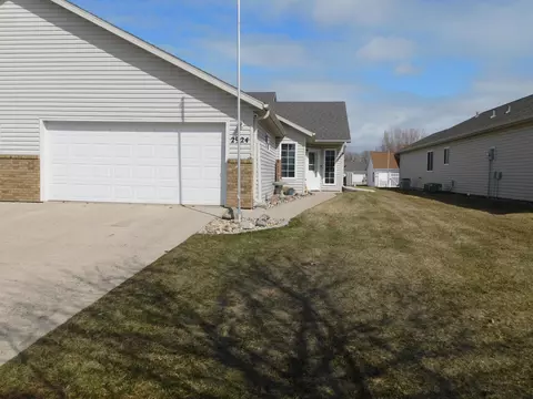 2924 35th St S, Moorhead, MN 56560