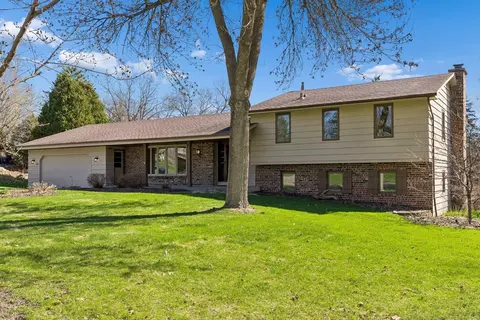 1120 Vagabond Ln N, Plymouth, MN 55447