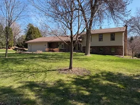 1120 Vagabond Ln N, Plymouth, MN 55447