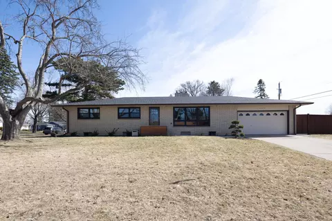 2420 Dunlap St N, Roseville, MN 55113