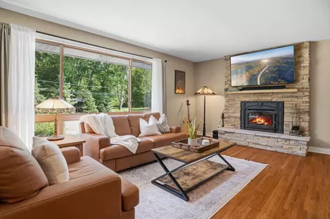 455 Arcwood Rd, Mahtomedi, MN 55115