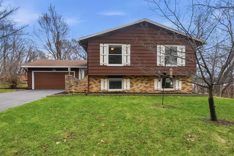 8105 Dakota Ln, Chanhassen, MN 55317