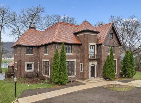 51 W Sarnia St, Winona, MN 55987