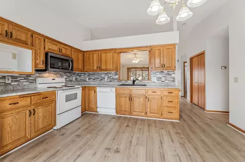 Kitchen - 160 Orchard Manor Dr SE, Plainview, MN 55964 photo 2 of 2