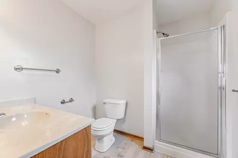 Bath - 160 Orchard Manor Dr SE, Plainview, MN 55964 photo 3 of 4