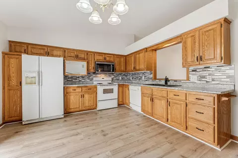 Kitchen - 160 Orchard Manor Dr SE, Plainview, MN 55964 photo 1 of 2