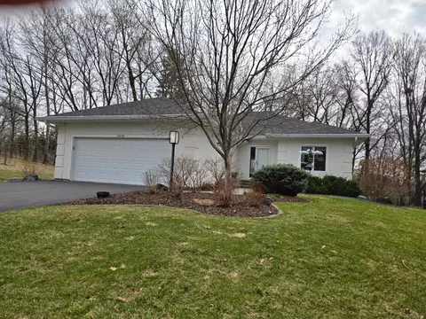 2498 Hillwood Dr E, Maplewood, MN 55119