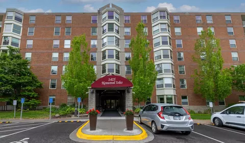 1425 W 28th St #423, Minneapolis, MN 55408