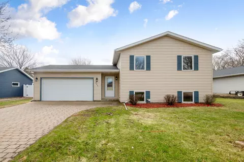 404 Pilgrim St, Saint Clair, MN 56080