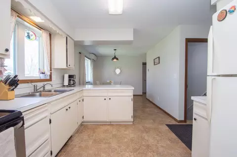 Kitchen - 505 8th Ave SE, Barnesville, MN 56514 photo 4 of 5