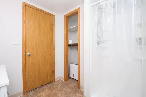Bath - 505 8th Ave SE, Barnesville, MN 56514 photo 5 of 5