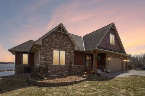 29411 Morningside Ct, Lindstrom, MN 55045