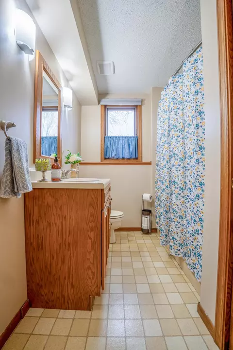 Bath - 608 27th Ave SW, Willmar, MN 56201 photo 2 of 3