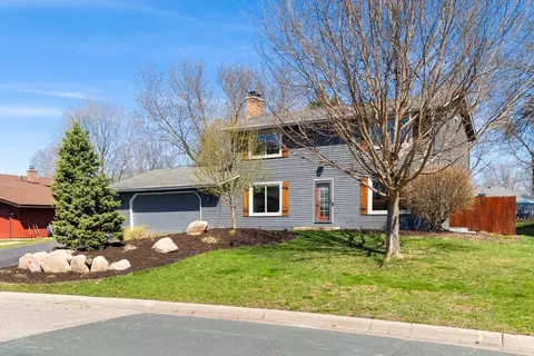404 Cimarron Cir, Chanhassen, MN 55317