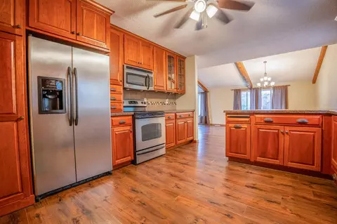 Kitchen - 600 33rd St NW, Willmar, MN 56201 photo 4 of 4