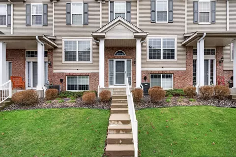 900 Ledgestone Dr, Mahtomedi, MN 55115