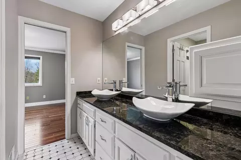 Bath - 3820 Hunters Overlook Ln, Eagan, MN 55123 photo 7 of 8
