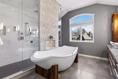 Bath - 3820 Hunters Overlook Ln, Eagan, MN 55123 photo 3 of 8