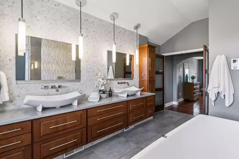Bath - 3820 Hunters Overlook Ln, Eagan, MN 55123 photo 5 of 8