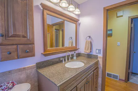 Bath - 822 10th Ave SE, Saint Cloud, MN 56304 photo 2 of 4