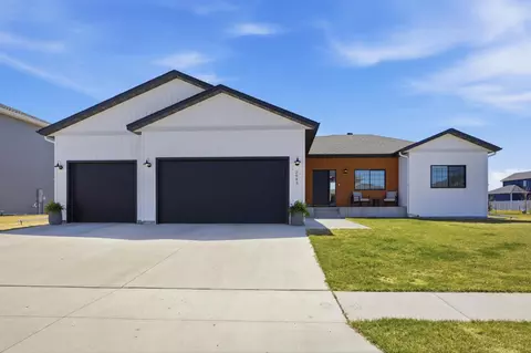 2943 Prairie Farms Cir S, Fargo, ND 58104