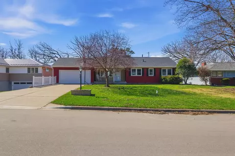 2095 Fairways Ln, Roseville, MN 55113