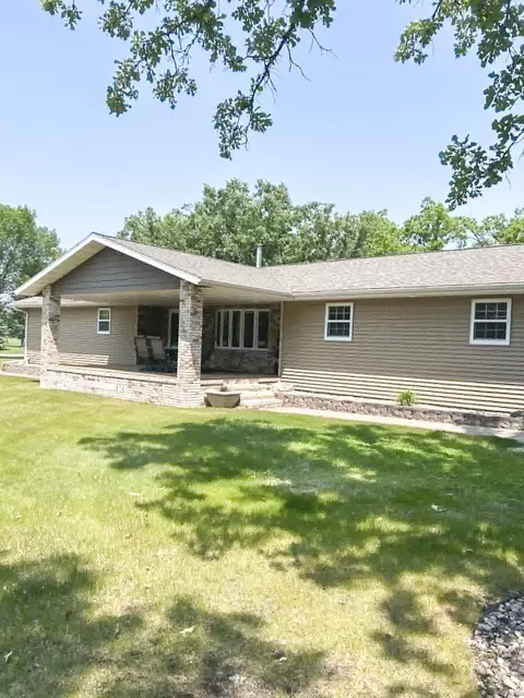 102 Colony Dr S, Karlstad, MN 56732
