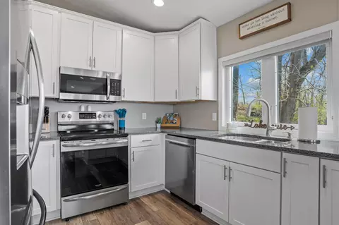 Kitchen - 18013 Roberds Lake Blvd, Faribault, MN 55021 photo 5 of 10