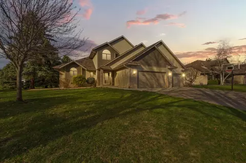 1526 Castle Dr, North Mankato, MN 56003