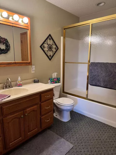 Bath - 402 Main Ave, Colgate, ND 58046 photo 1 of 4
