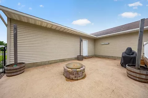 Exterior - 100 Capelle St, Spring Valley, MN 55975 photo 10 of 14