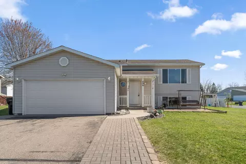 496 Braeburn Dr, Shakopee, MN 55379